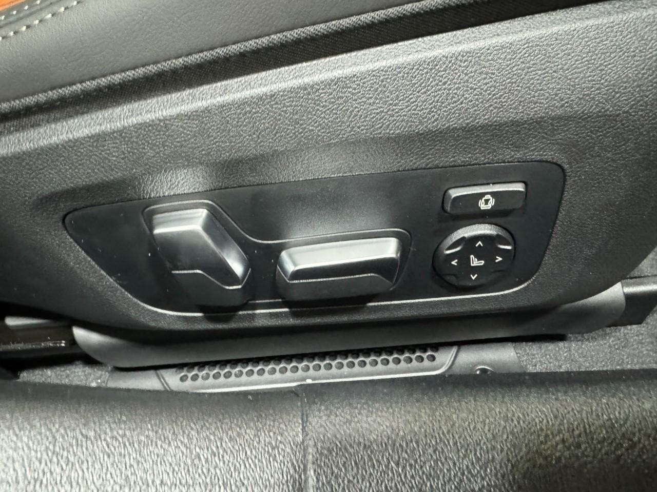 BMW 8 Series Vehicle Full-screen Gallery Image 20