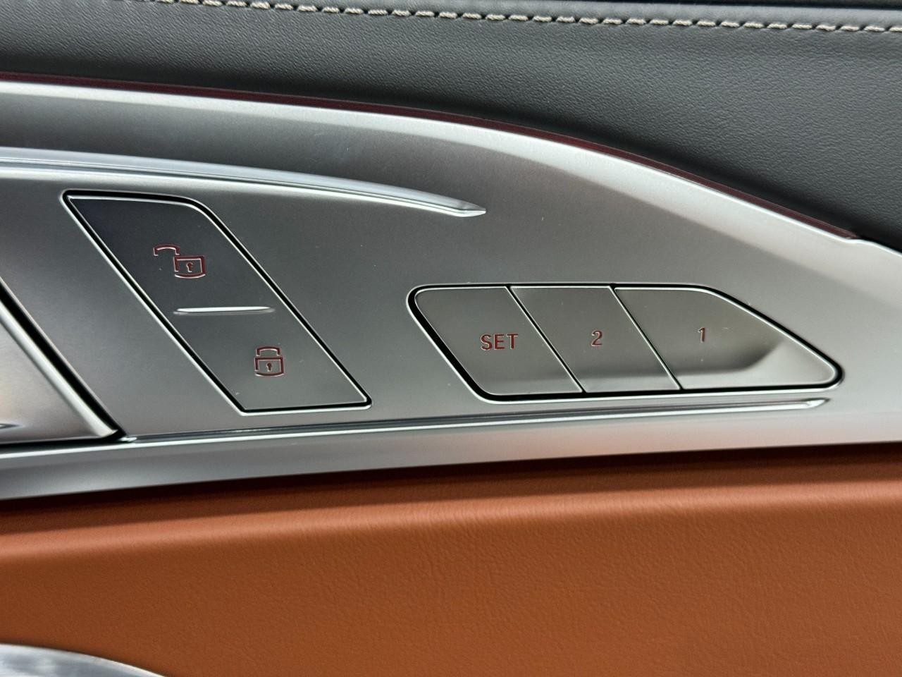 BMW 8 Series Vehicle Full-screen Gallery Image 21