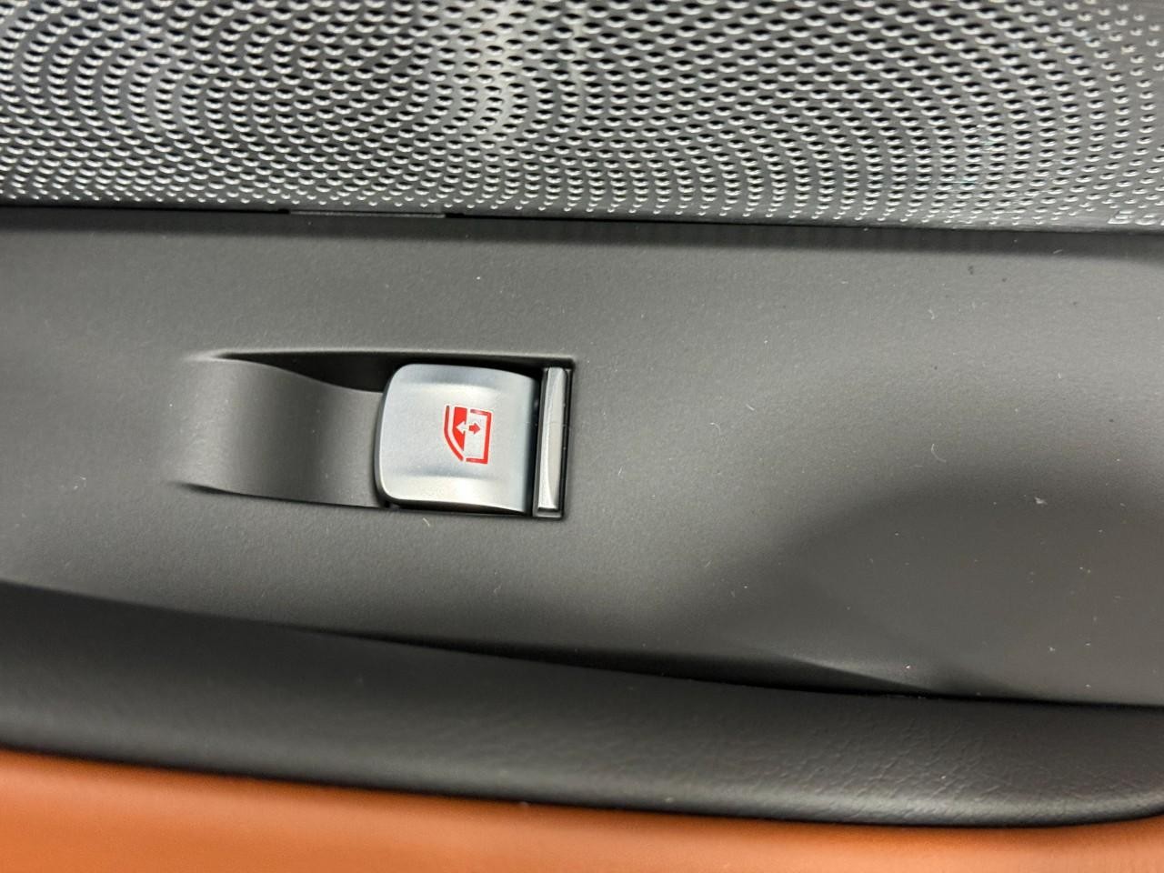 BMW 8 Series Vehicle Full-screen Gallery Image 22