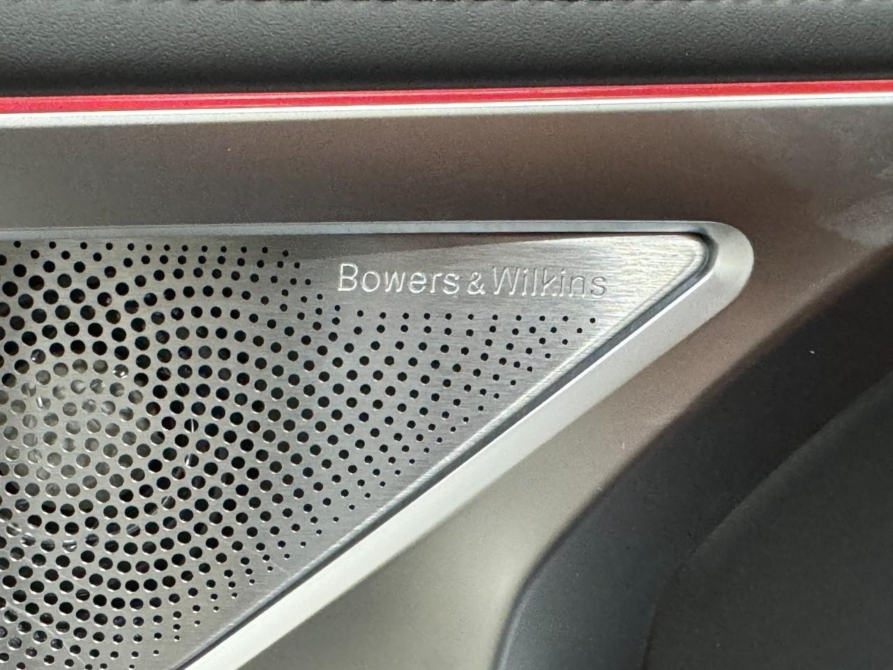 BMW 8 Series Vehicle Full-screen Gallery Image 23