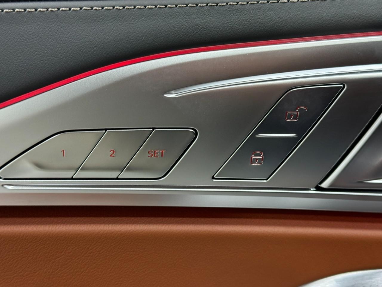 BMW 8 Series Vehicle Full-screen Gallery Image 24