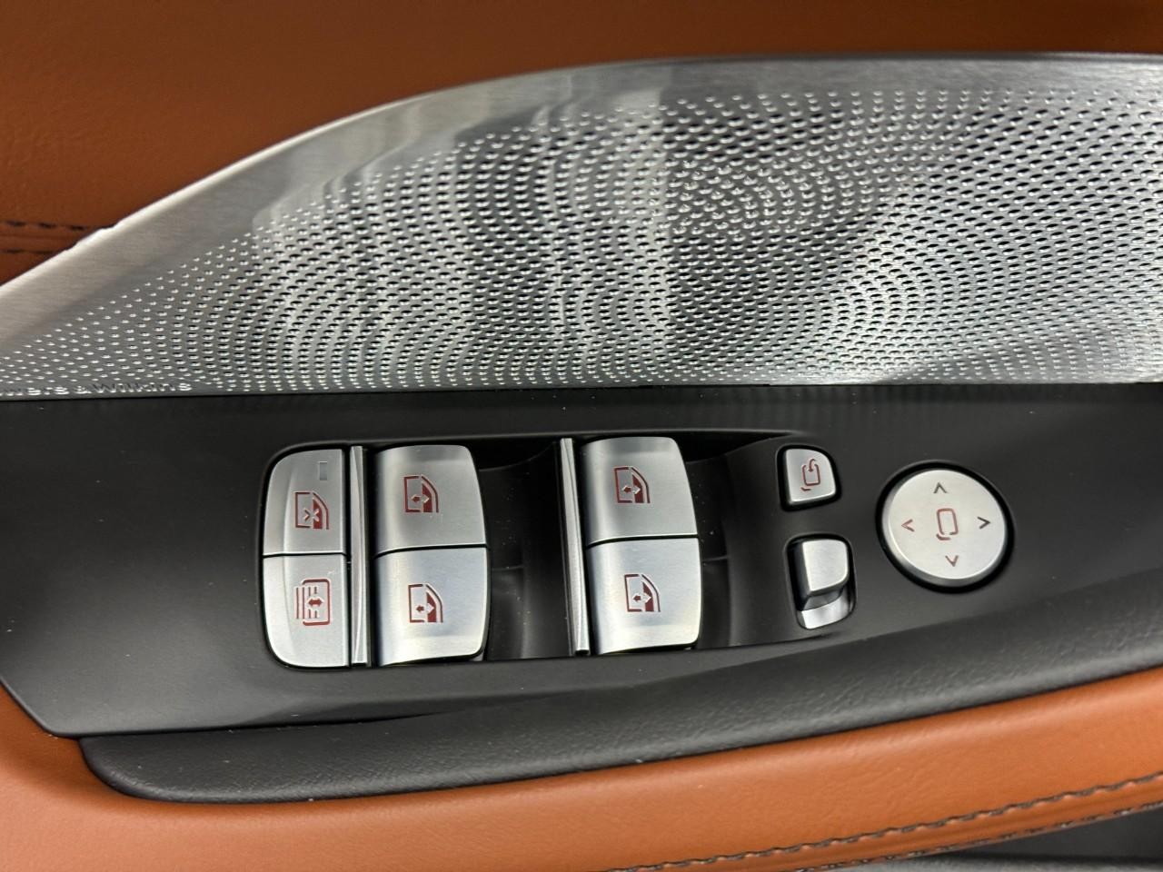 BMW 8 Series Vehicle Full-screen Gallery Image 25