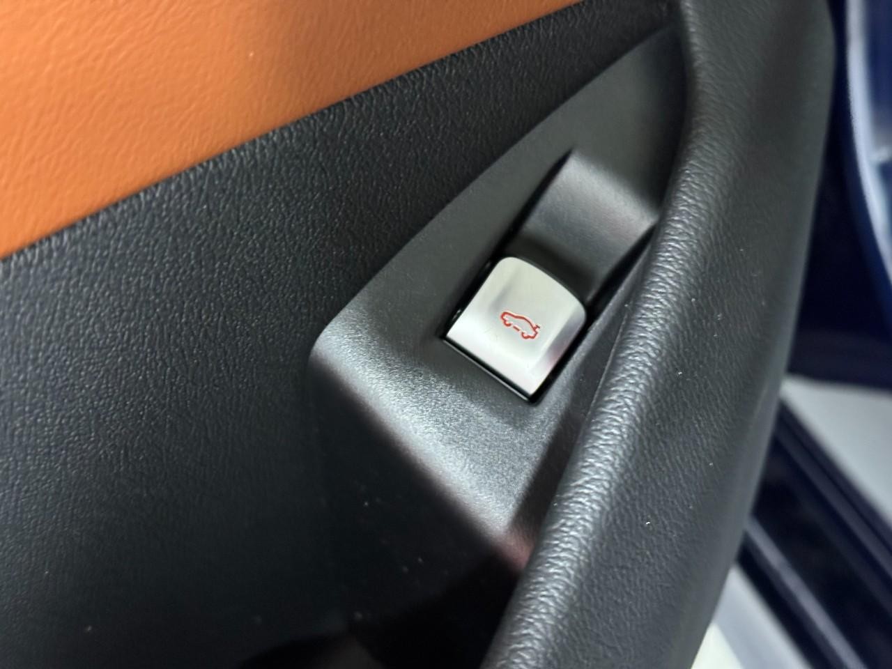 BMW 8 Series Vehicle Full-screen Gallery Image 26