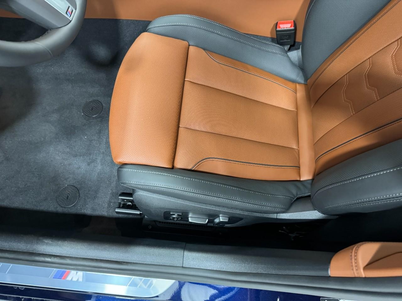 BMW 8 Series Vehicle Full-screen Gallery Image 28