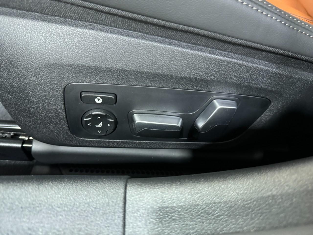 BMW 8 Series Vehicle Full-screen Gallery Image 29