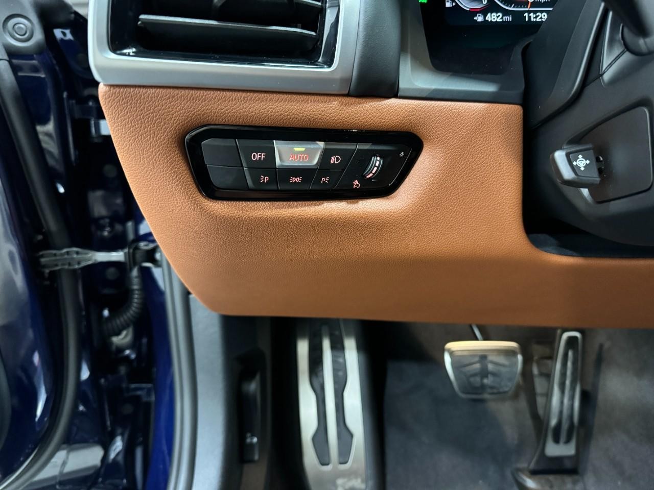 BMW 8 Series Vehicle Full-screen Gallery Image 30