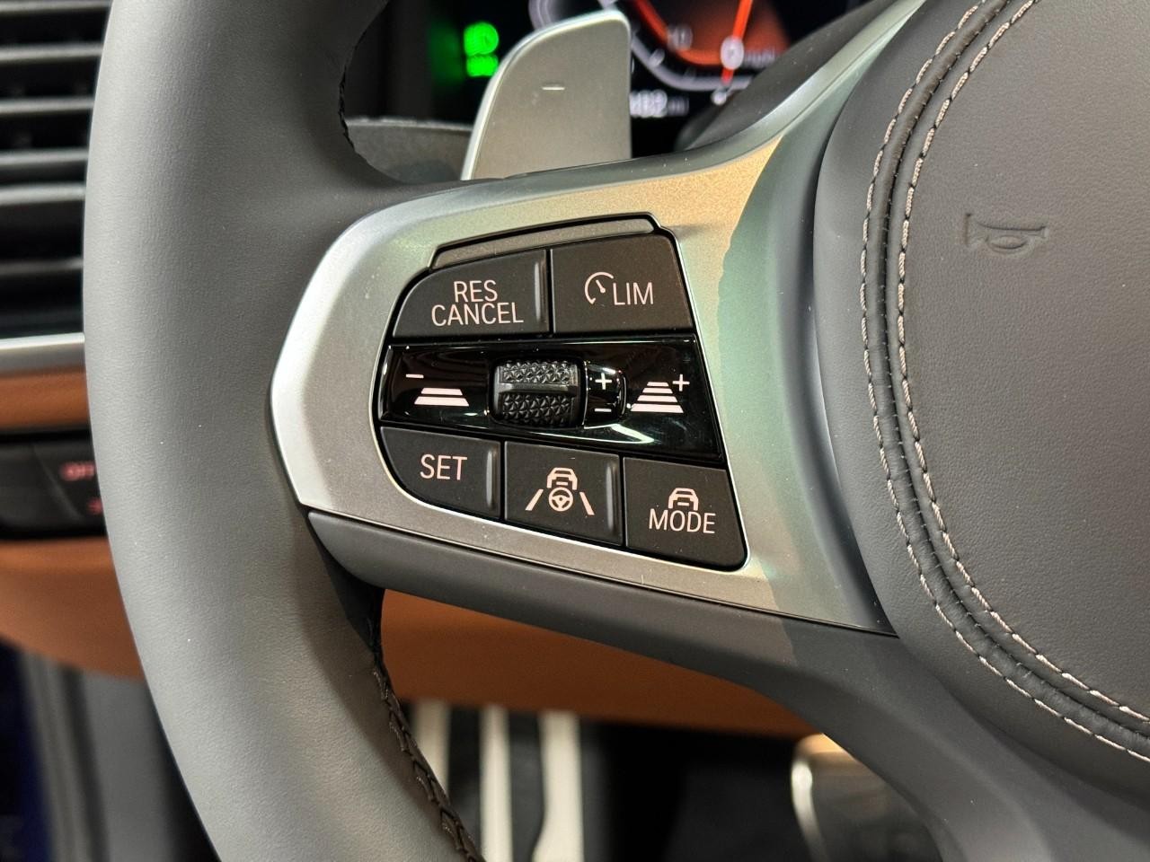 BMW 8 Series Vehicle Full-screen Gallery Image 31