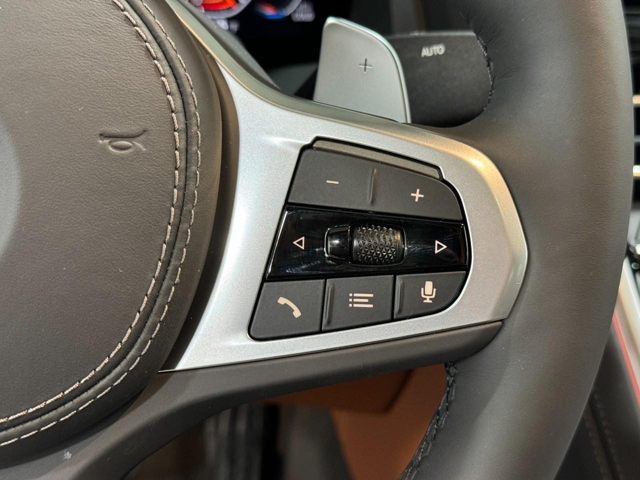 BMW 8 Series Vehicle Full-screen Gallery Image 32