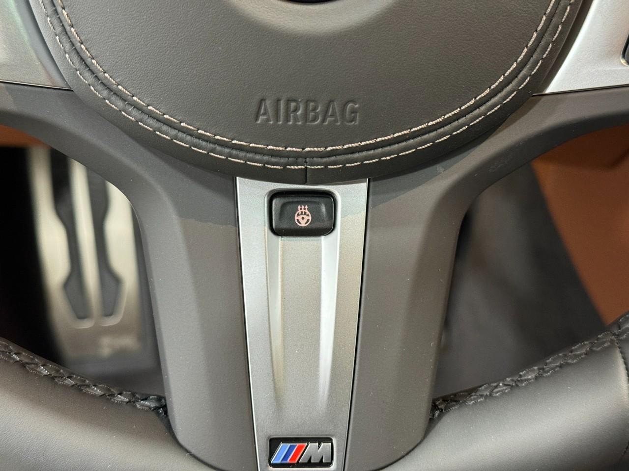 BMW 8 Series Vehicle Full-screen Gallery Image 33