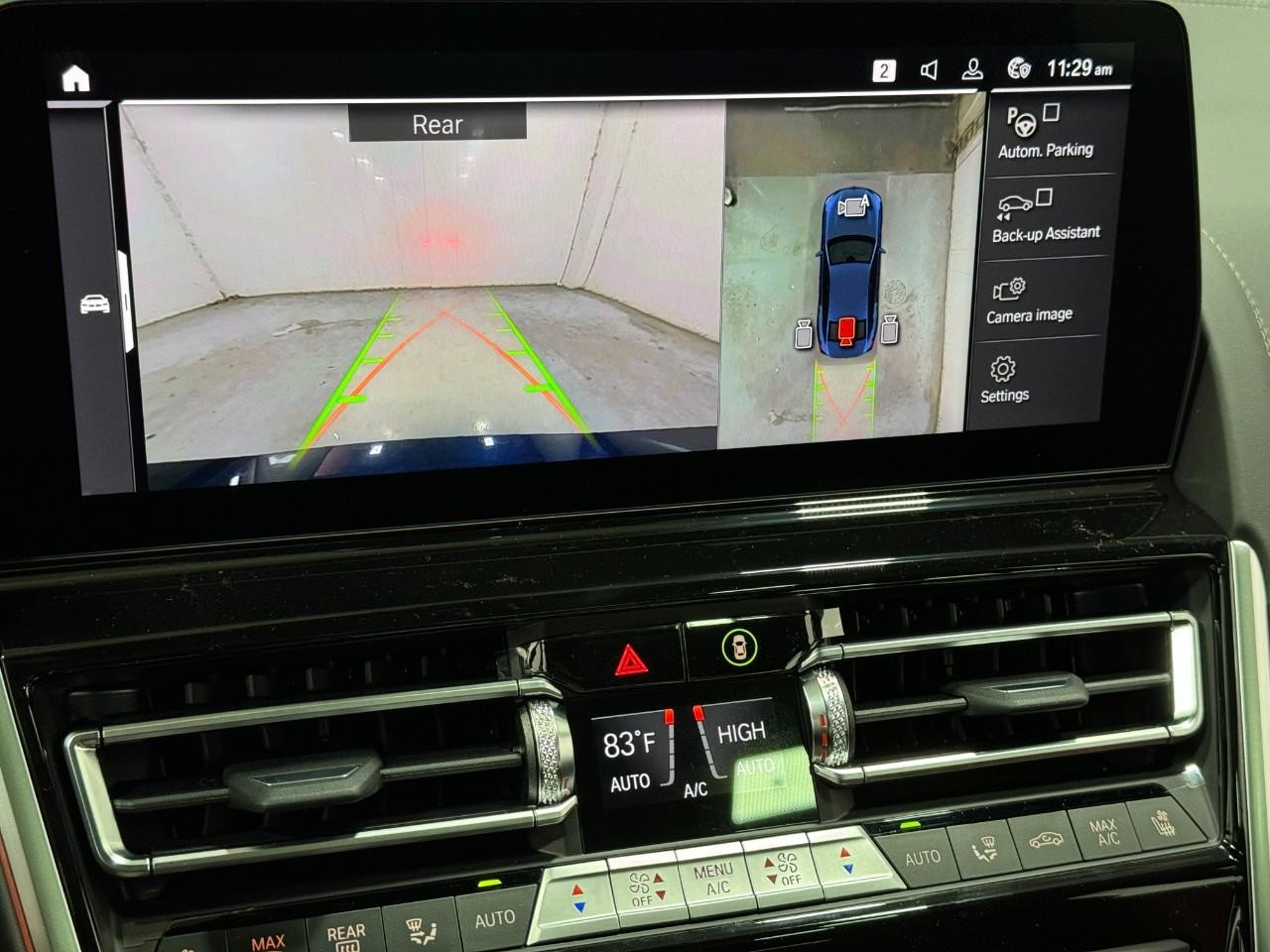 BMW 8 Series Vehicle Full-screen Gallery Image 35