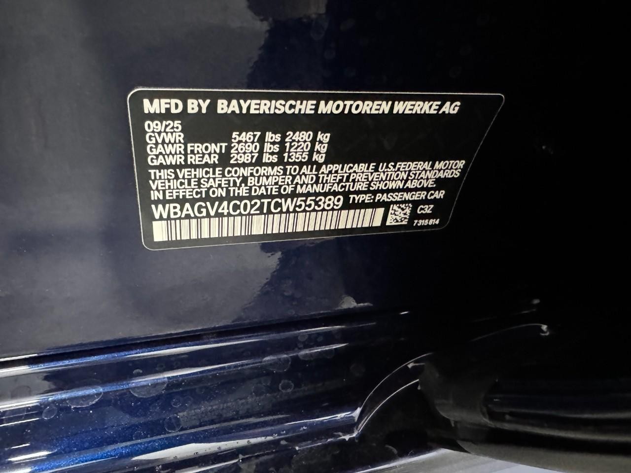 BMW 8 Series Vehicle Full-screen Gallery Image 36