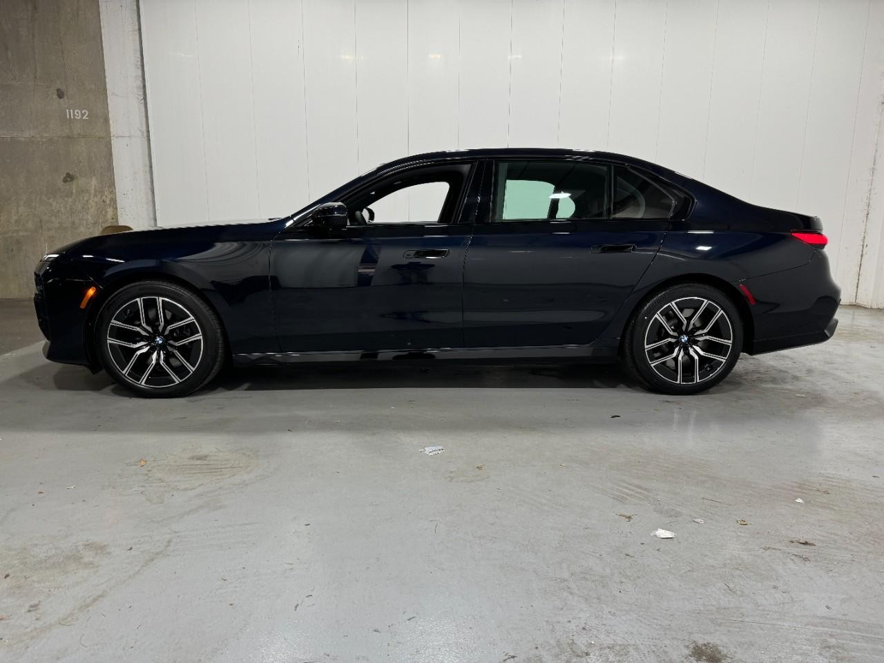 BMW 7 Series Vehicle Full-screen Gallery Image 2