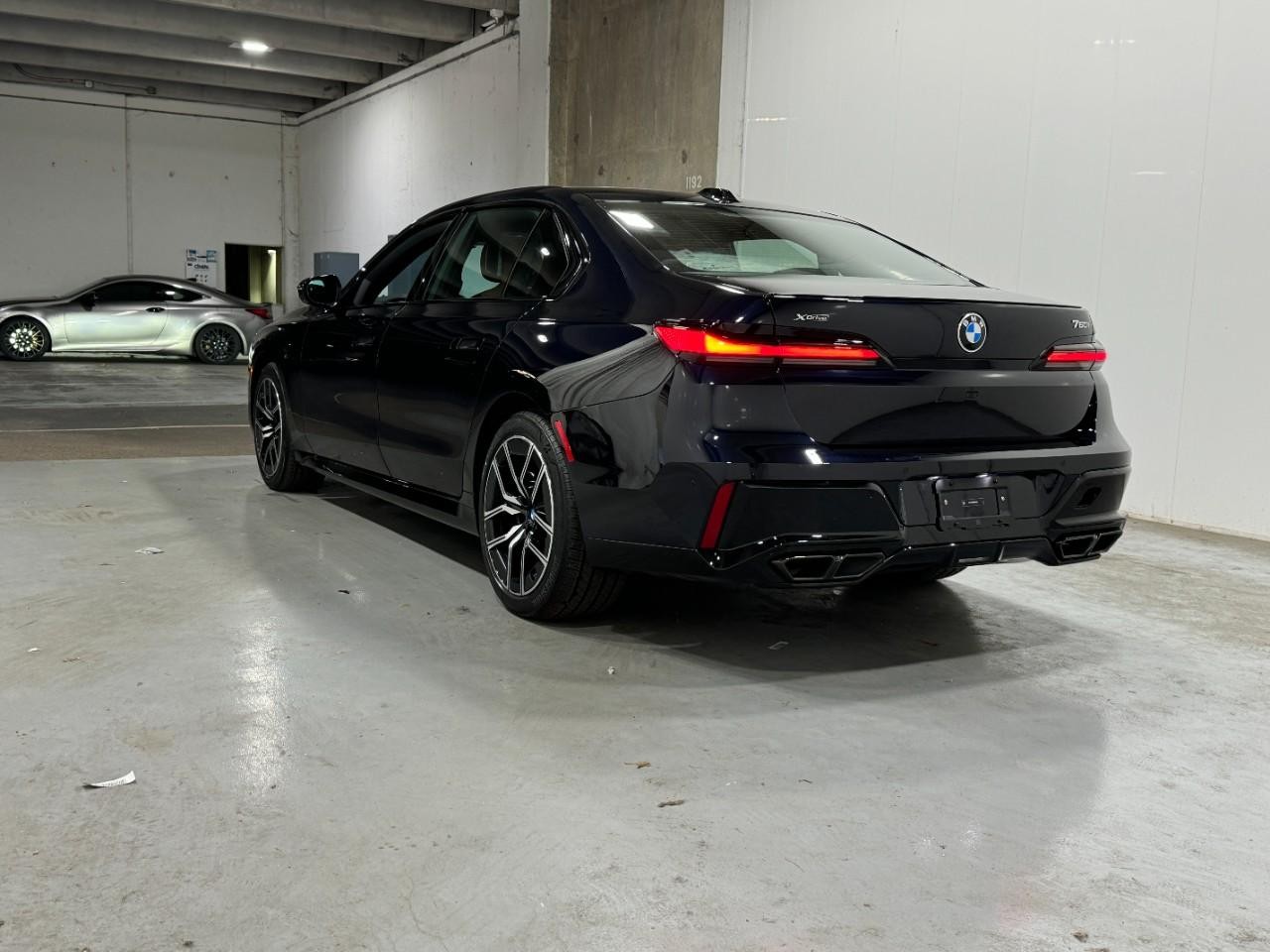 BMW 7 Series Vehicle Full-screen Gallery Image 3