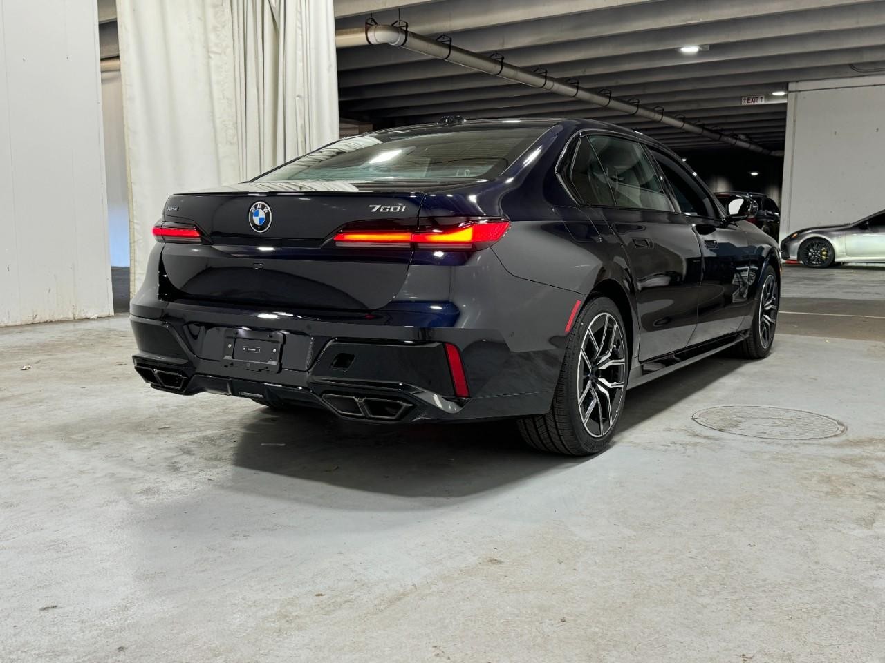 BMW 7 Series Vehicle Full-screen Gallery Image 4