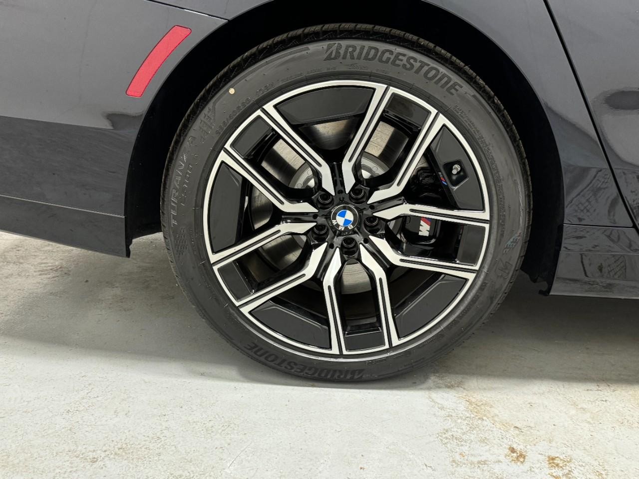 BMW 7 Series Vehicle Full-screen Gallery Image 5