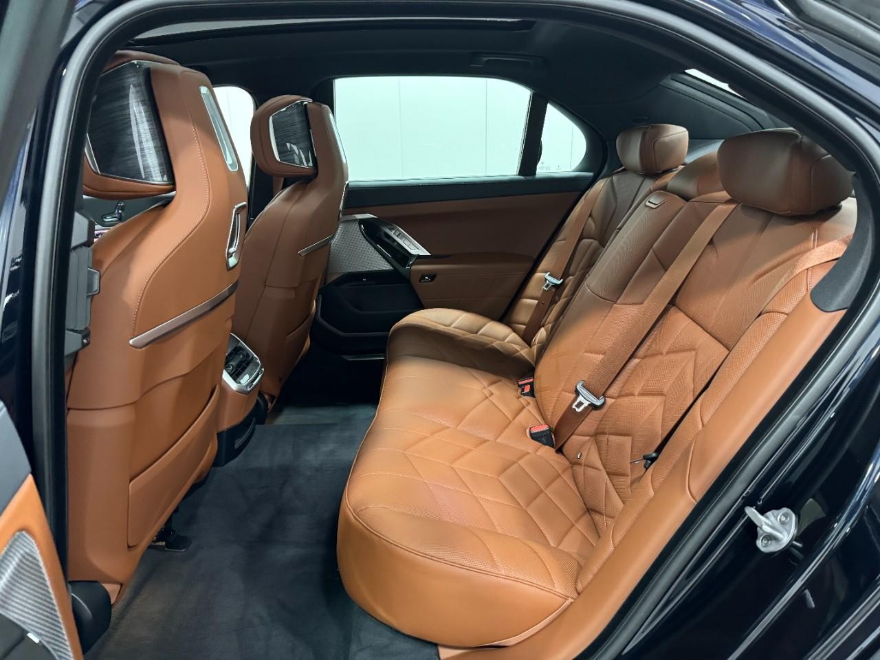 BMW 7 Series Vehicle Full-screen Gallery Image 8