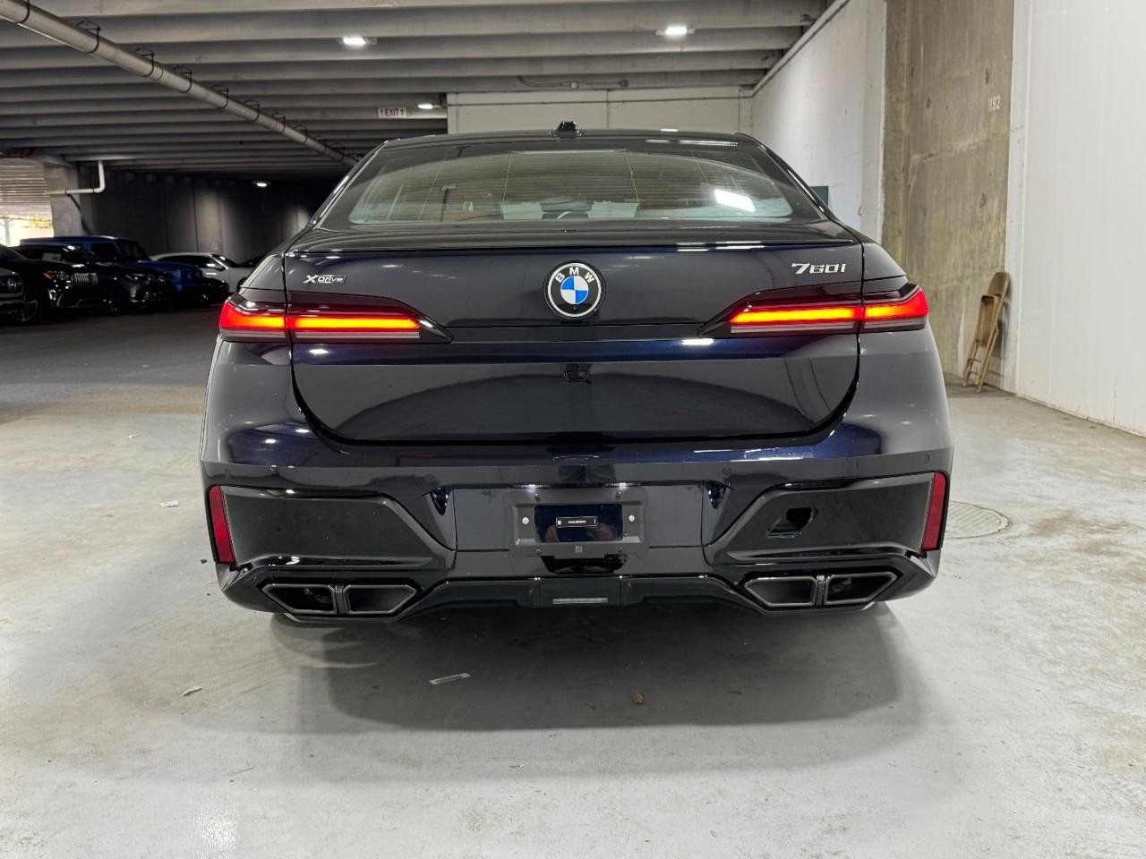 BMW 7 Series Vehicle Full-screen Gallery Image 9