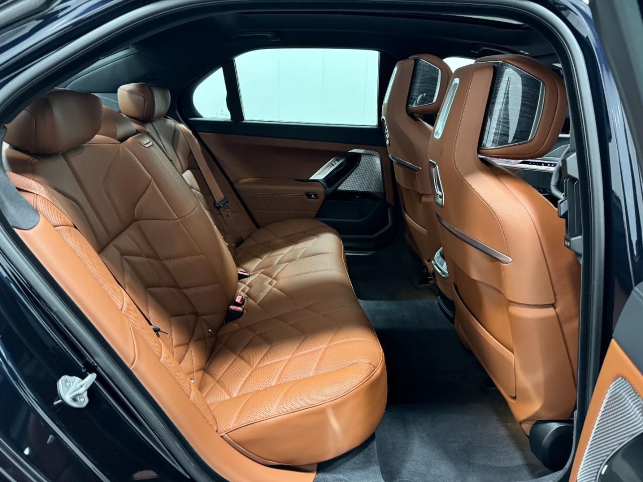 BMW 7 Series Vehicle Full-screen Gallery Image 10