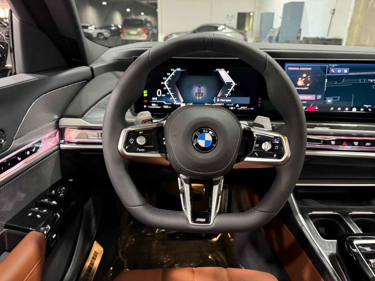 BMW 7 Series Vehicle Full-screen Gallery Image 13