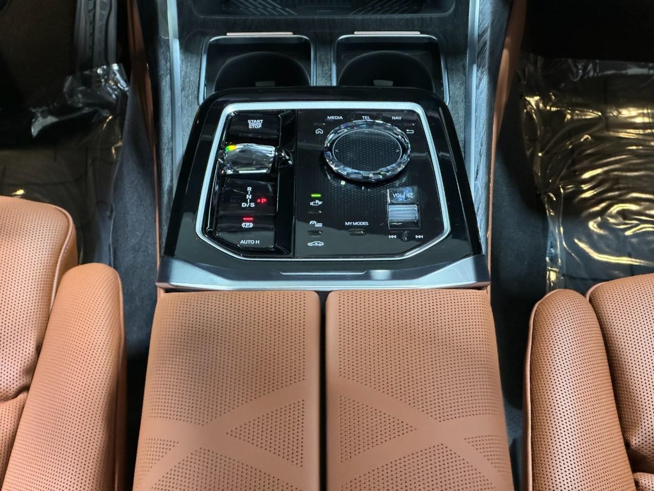 BMW 7 Series Vehicle Full-screen Gallery Image 15