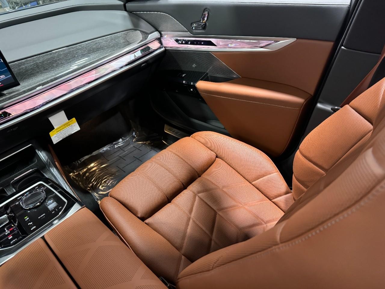 BMW 7 Series Vehicle Full-screen Gallery Image 16