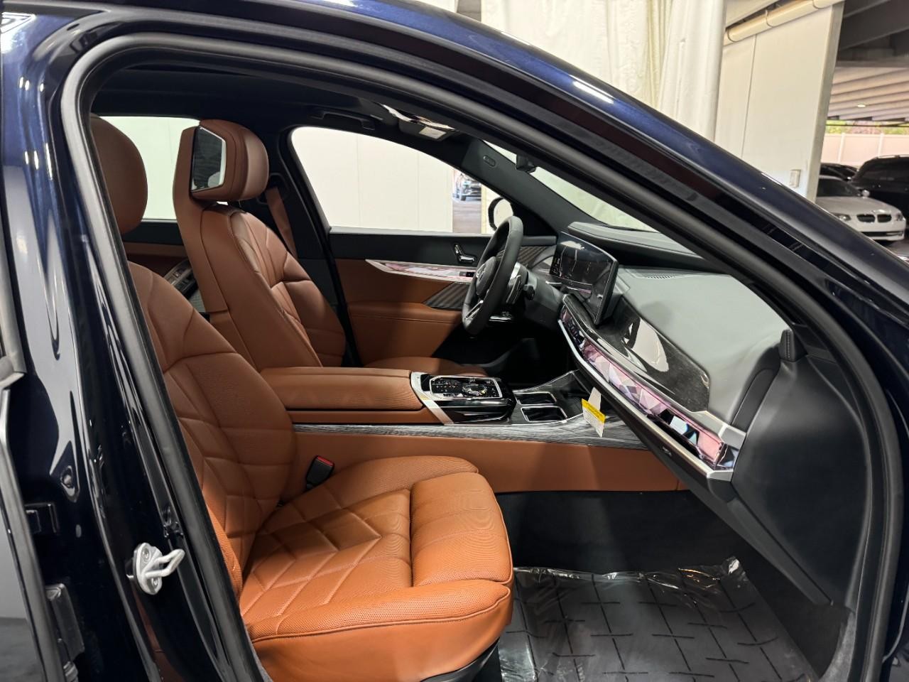 BMW 7 Series Vehicle Full-screen Gallery Image 17