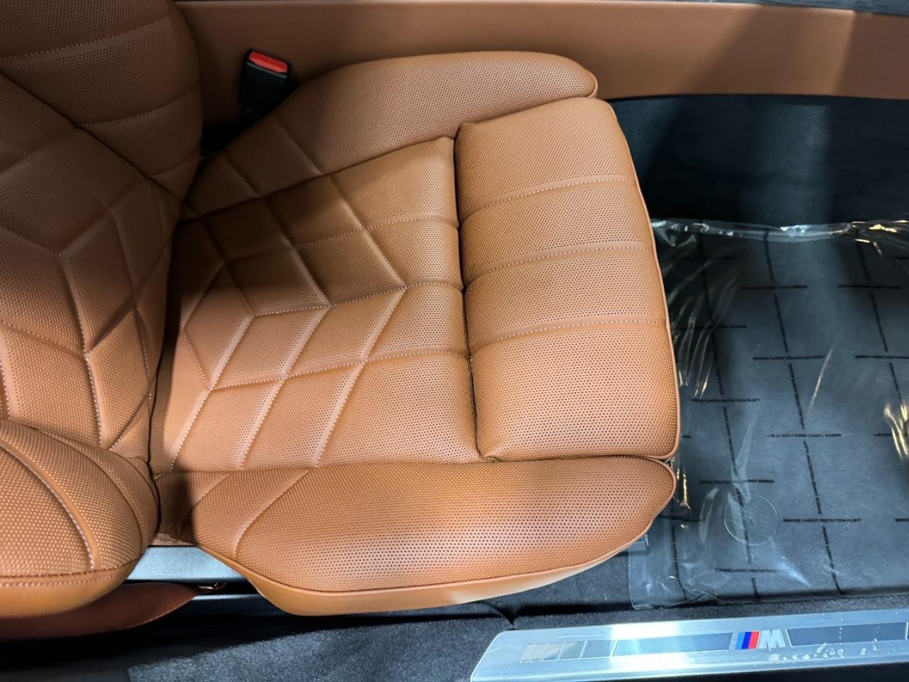 BMW 7 Series Vehicle Full-screen Gallery Image 18