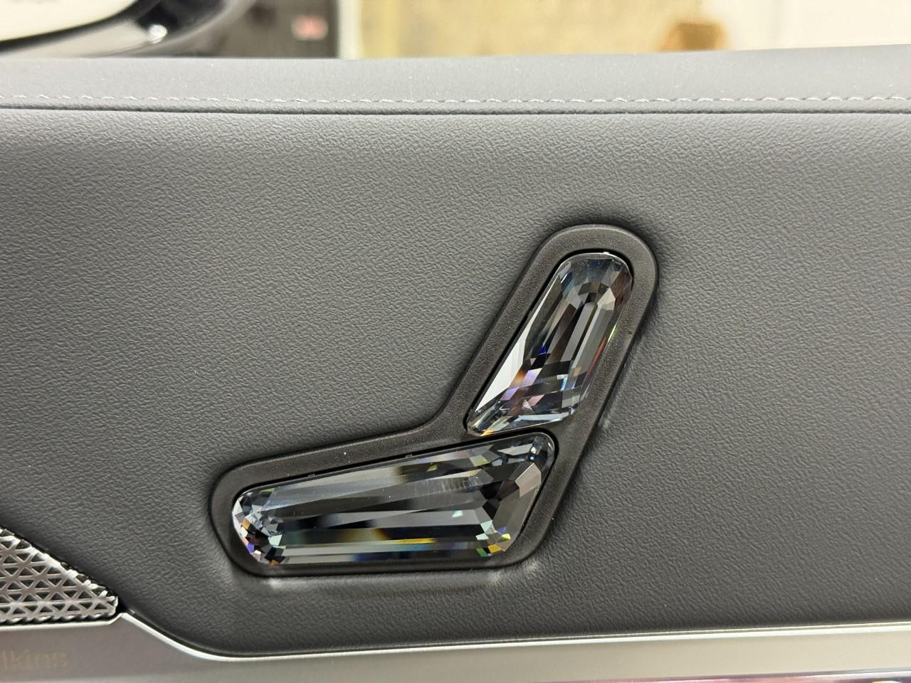 BMW 7 Series Vehicle Full-screen Gallery Image 19