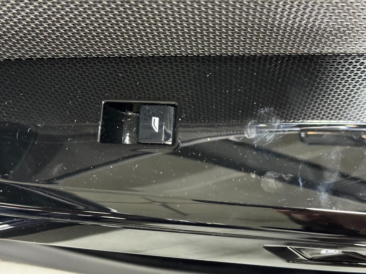 BMW 7 Series Vehicle Full-screen Gallery Image 21