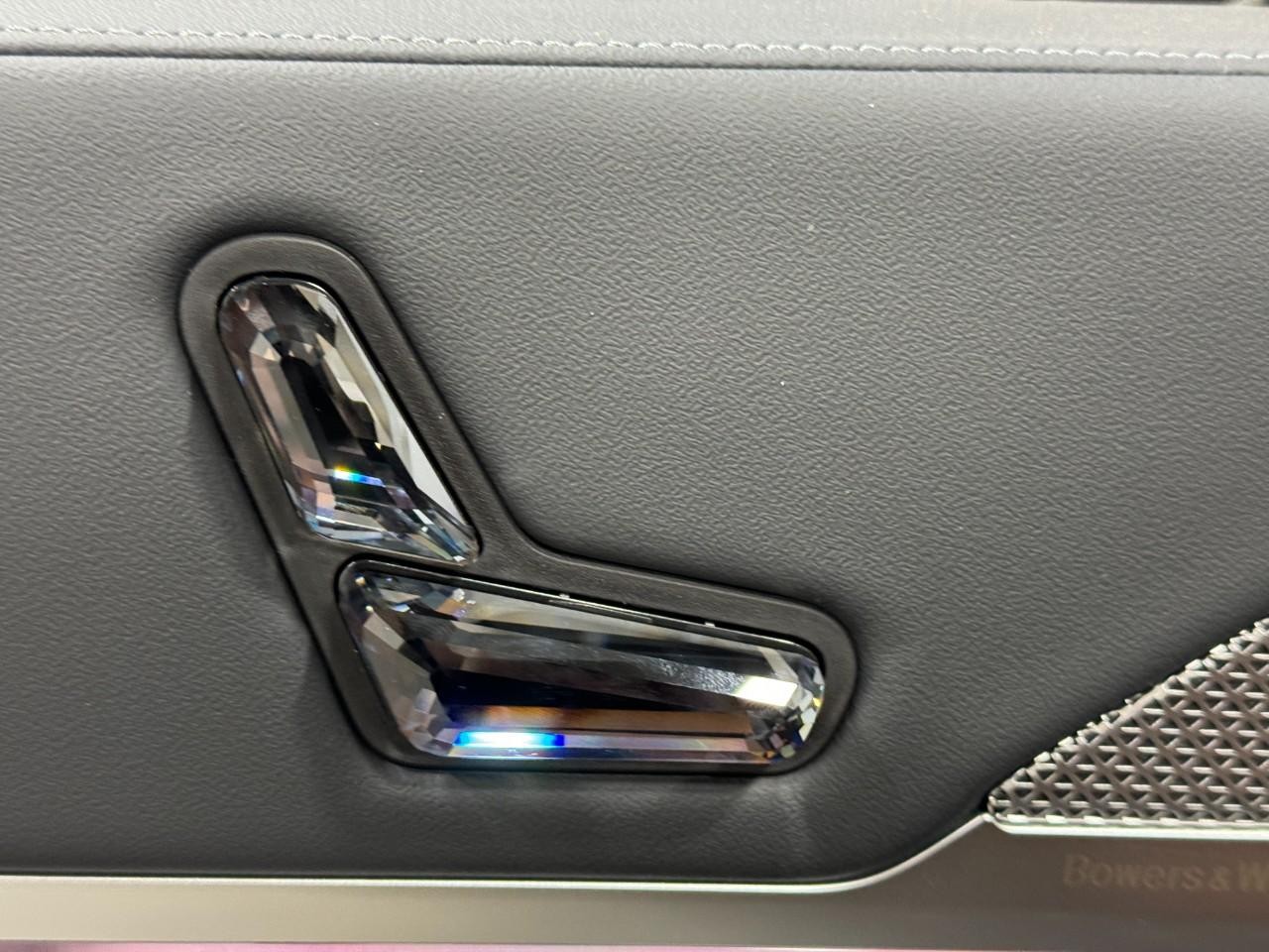 BMW 7 Series Vehicle Full-screen Gallery Image 22