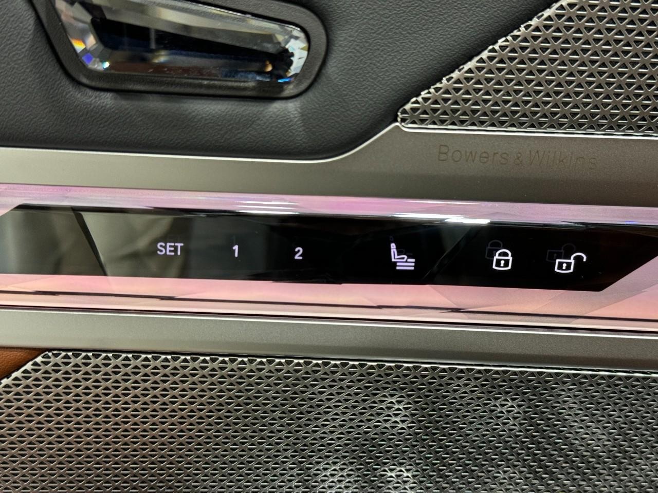 BMW 7 Series Vehicle Full-screen Gallery Image 23