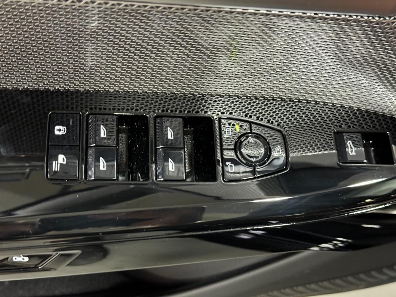 BMW 7 Series Vehicle Full-screen Gallery Image 24