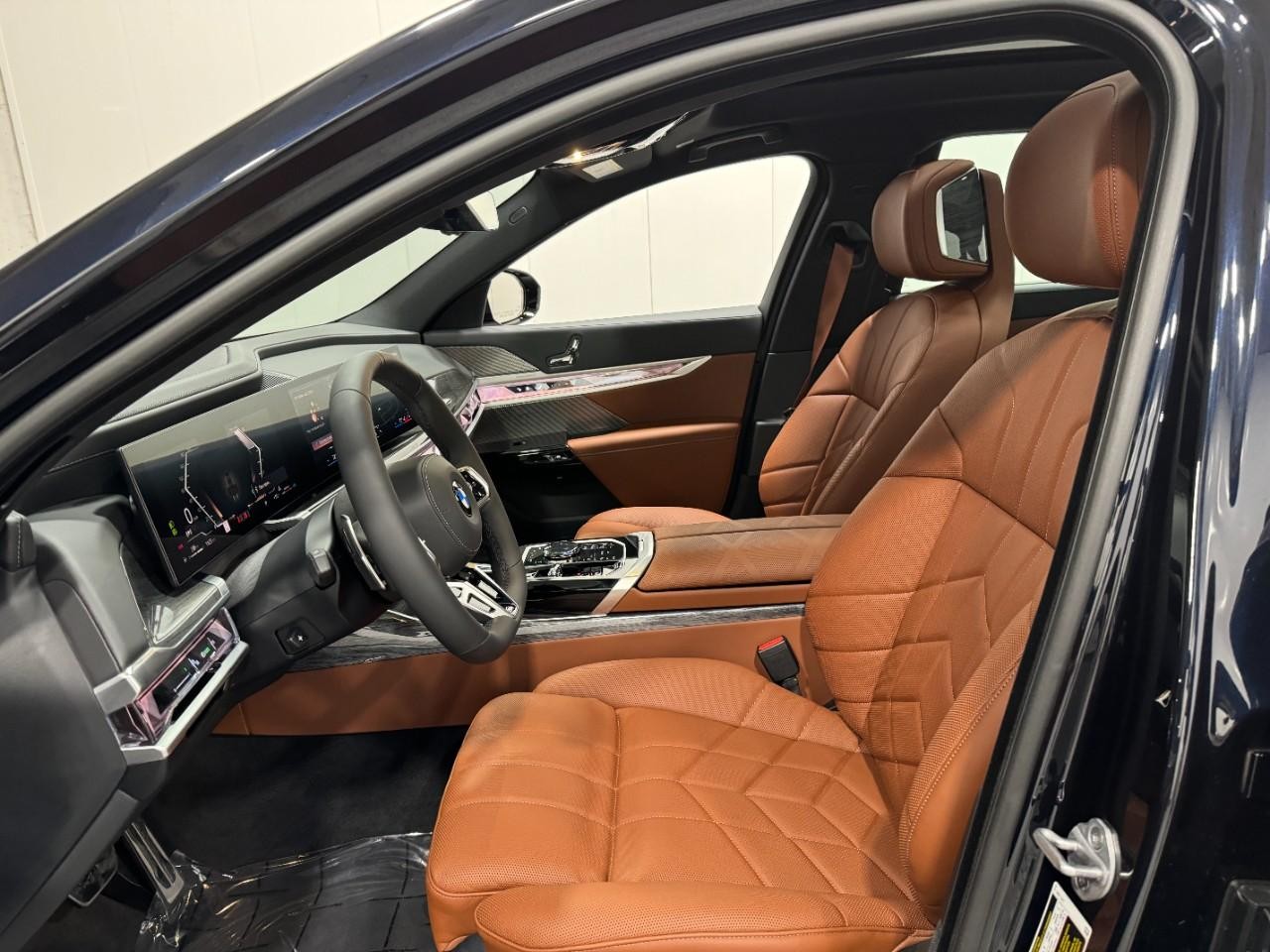 BMW 7 Series Vehicle Full-screen Gallery Image 25