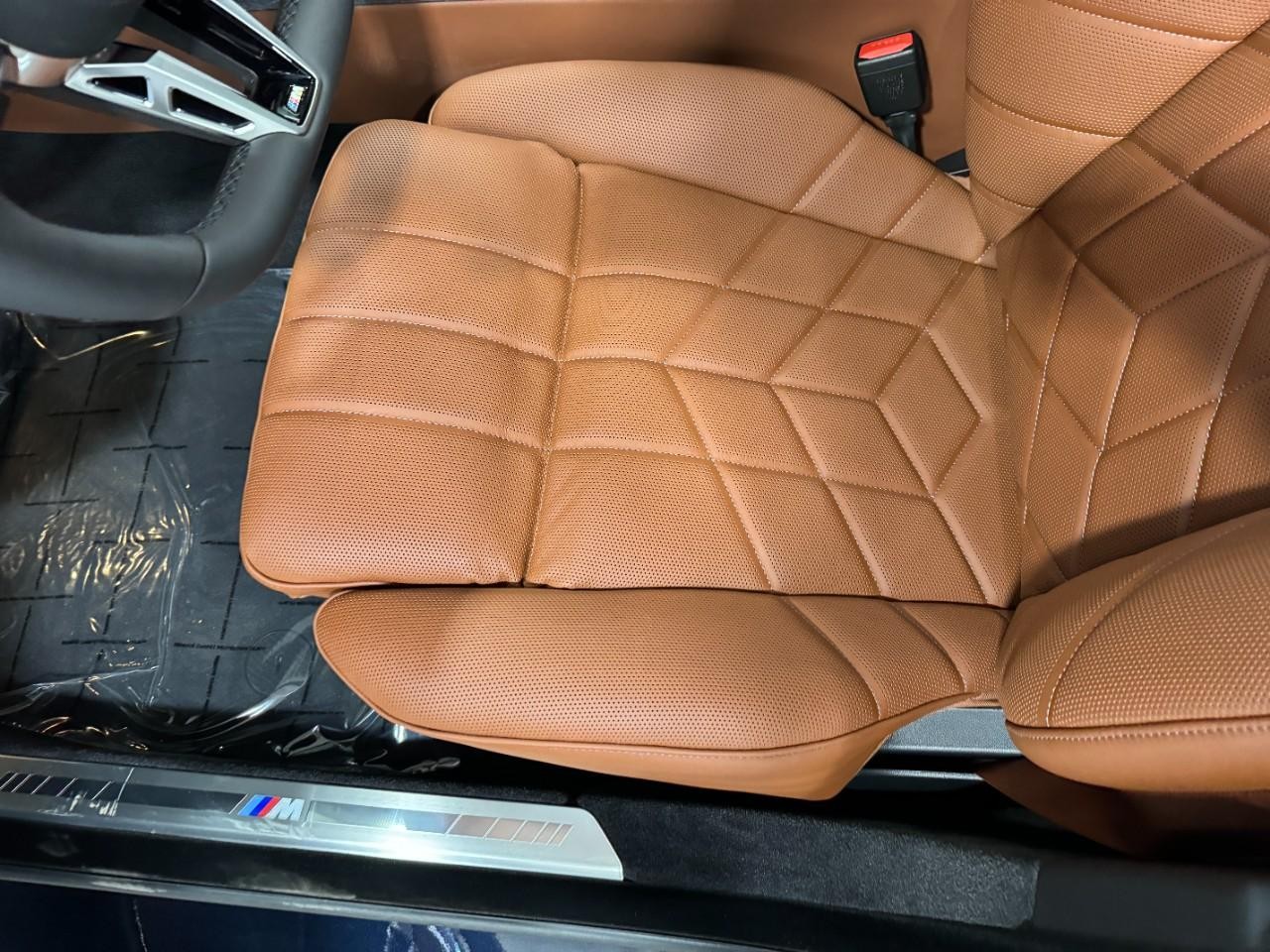 BMW 7 Series Vehicle Full-screen Gallery Image 26