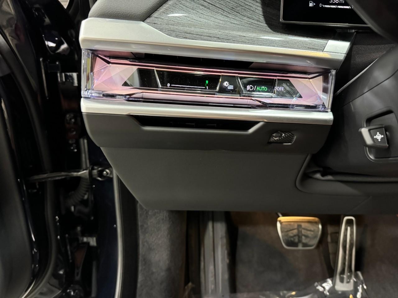 BMW 7 Series Vehicle Full-screen Gallery Image 27