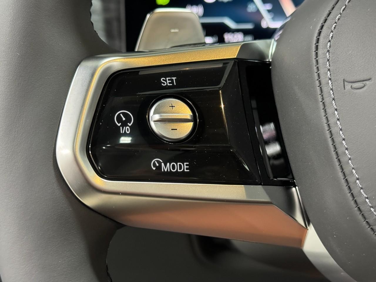 BMW 7 Series Vehicle Full-screen Gallery Image 28