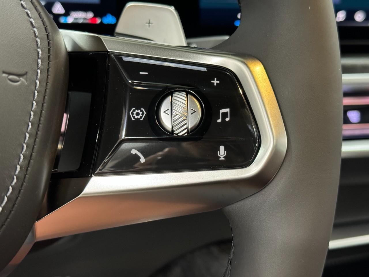 BMW 7 Series Vehicle Full-screen Gallery Image 29