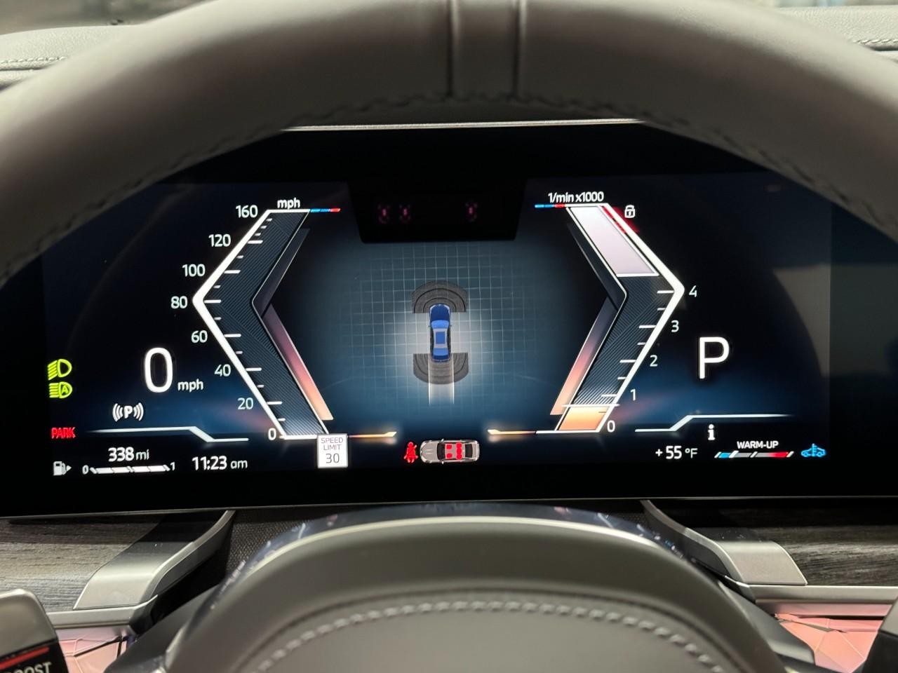 BMW 7 Series Vehicle Full-screen Gallery Image 30