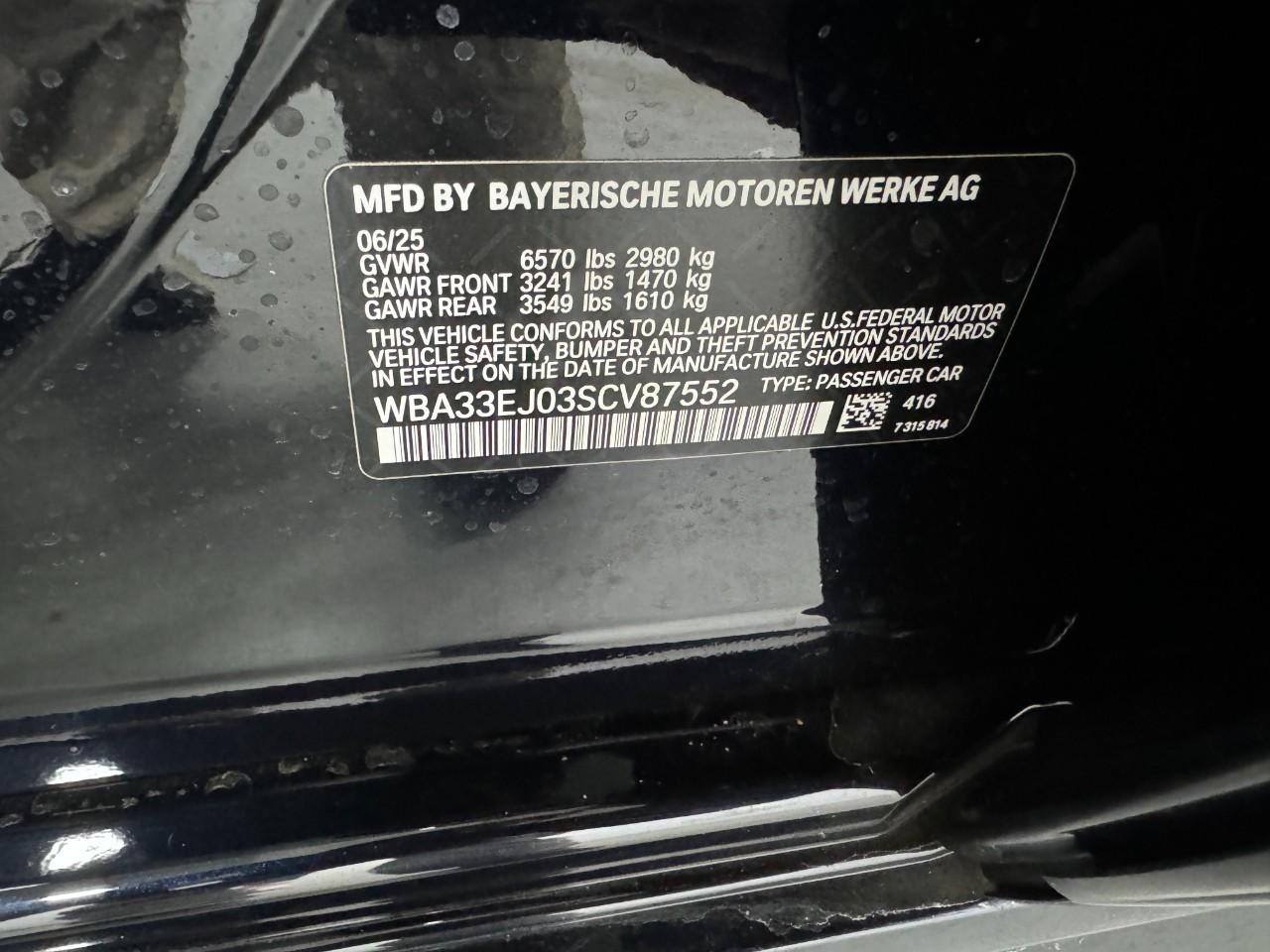 BMW 7 Series Vehicle Full-screen Gallery Image 32