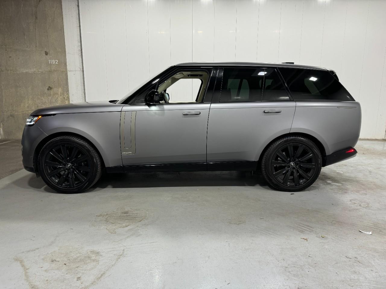 Land Rover Range Rover Vehicle Full-screen Gallery Image 2