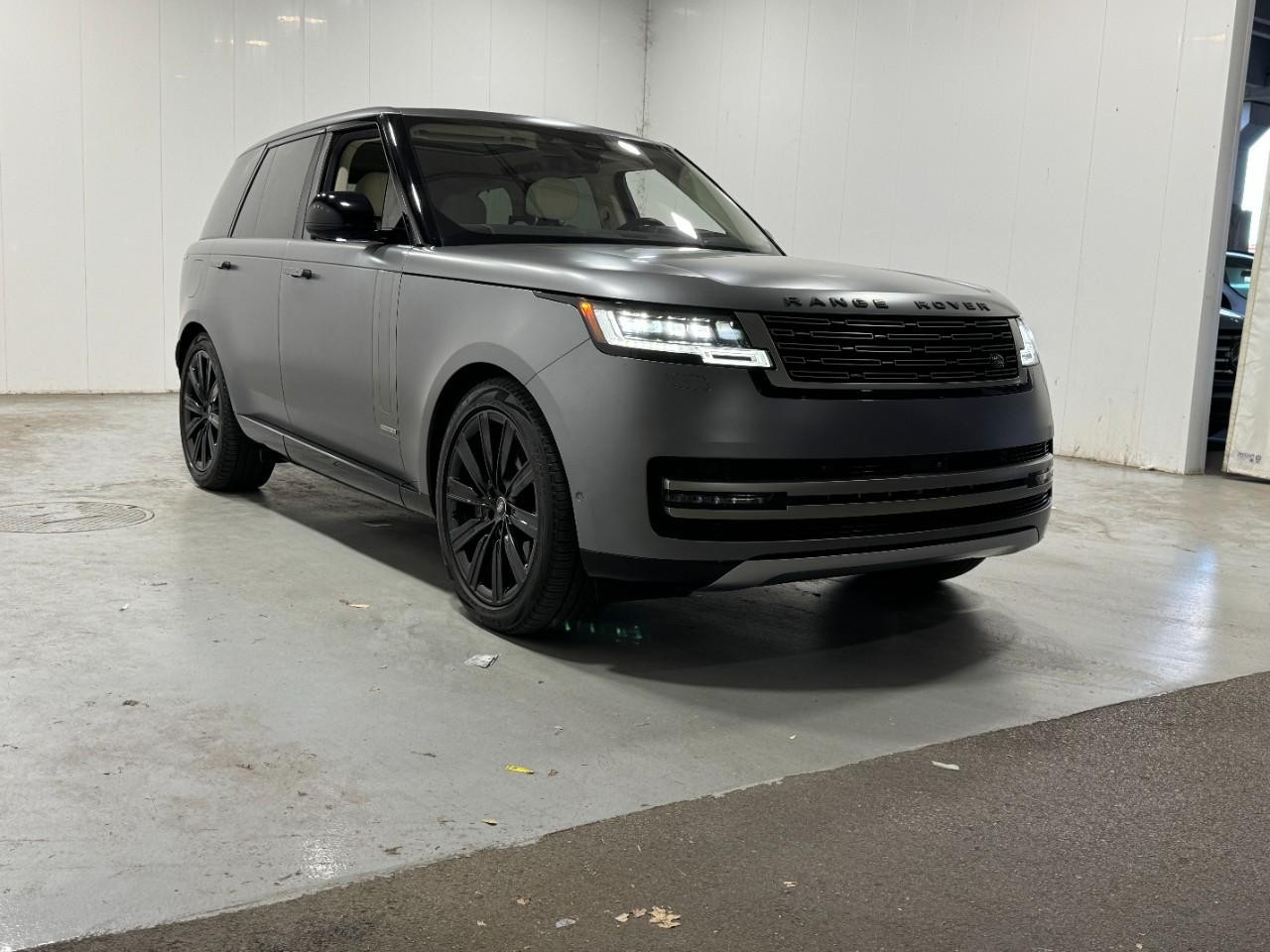 Land Rover Range Rover Vehicle Full-screen Gallery Image 6