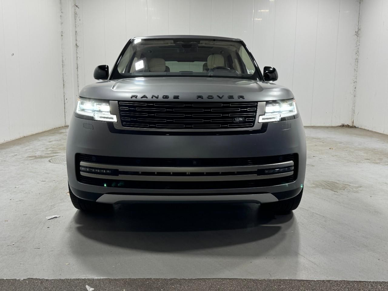 Land Rover Range Rover Vehicle Full-screen Gallery Image 7