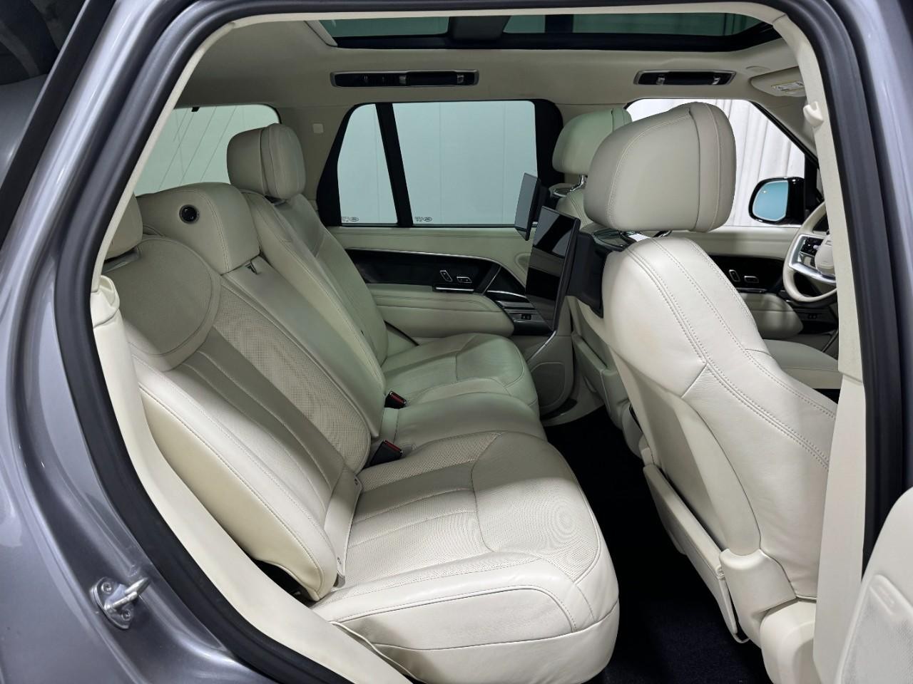 Land Rover Range Rover Vehicle Full-screen Gallery Image 10