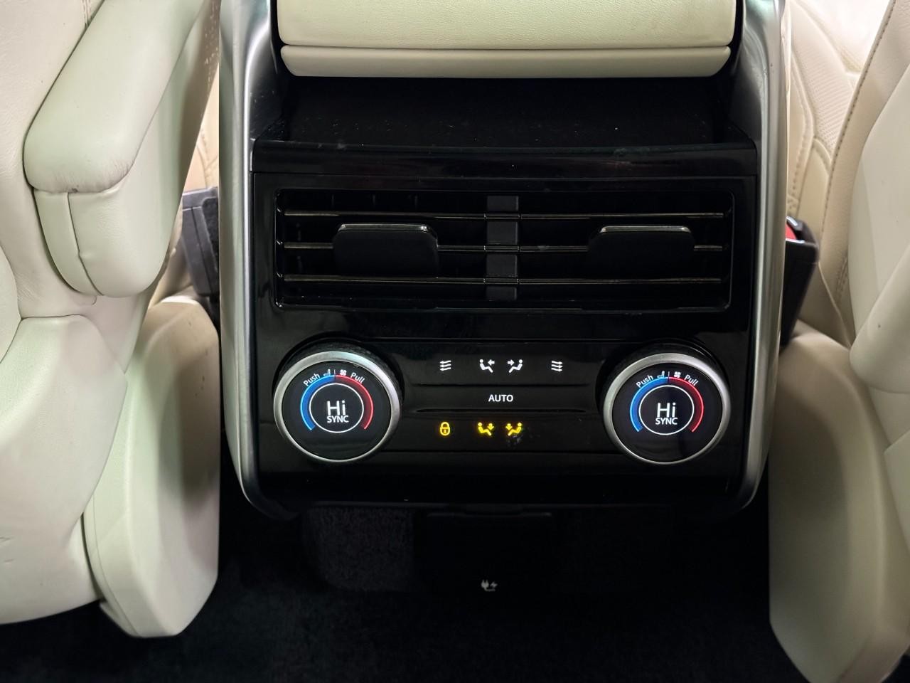 Land Rover Range Rover Vehicle Full-screen Gallery Image 12