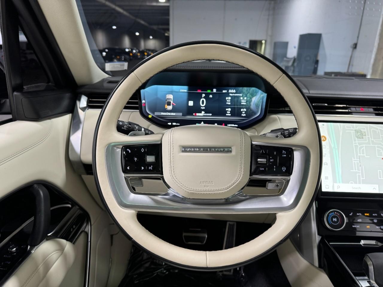 Land Rover Range Rover Vehicle Full-screen Gallery Image 15