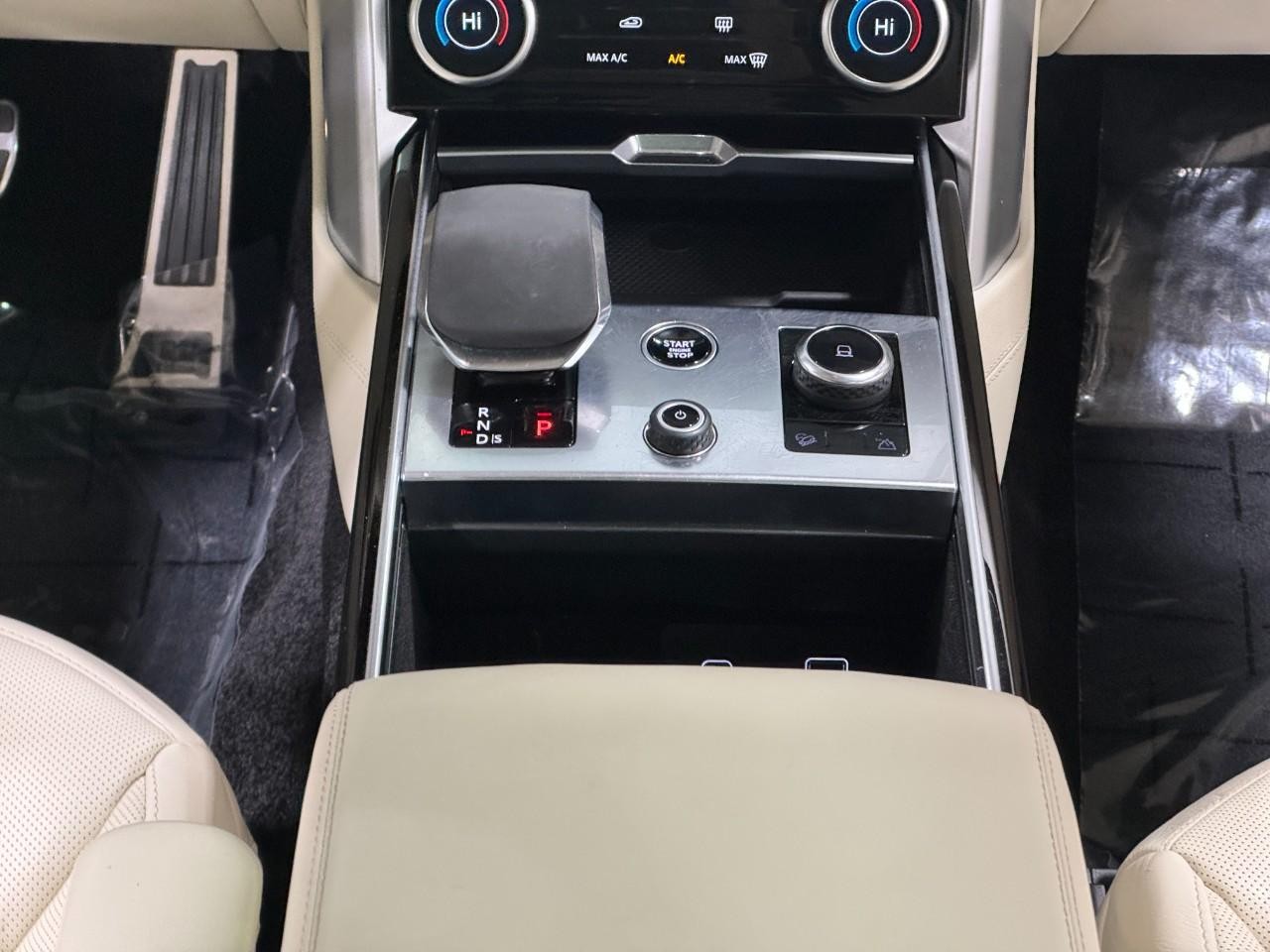 Land Rover Range Rover Vehicle Full-screen Gallery Image 18