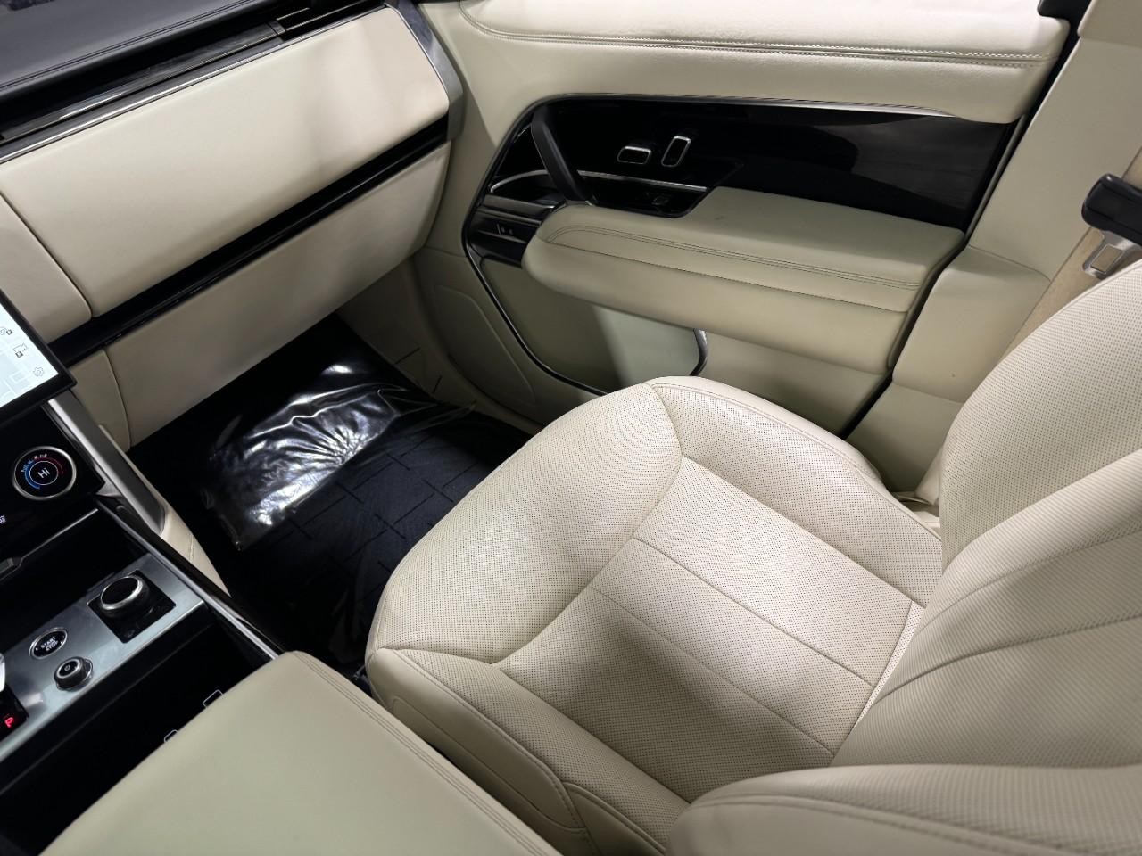 Land Rover Range Rover Vehicle Full-screen Gallery Image 19