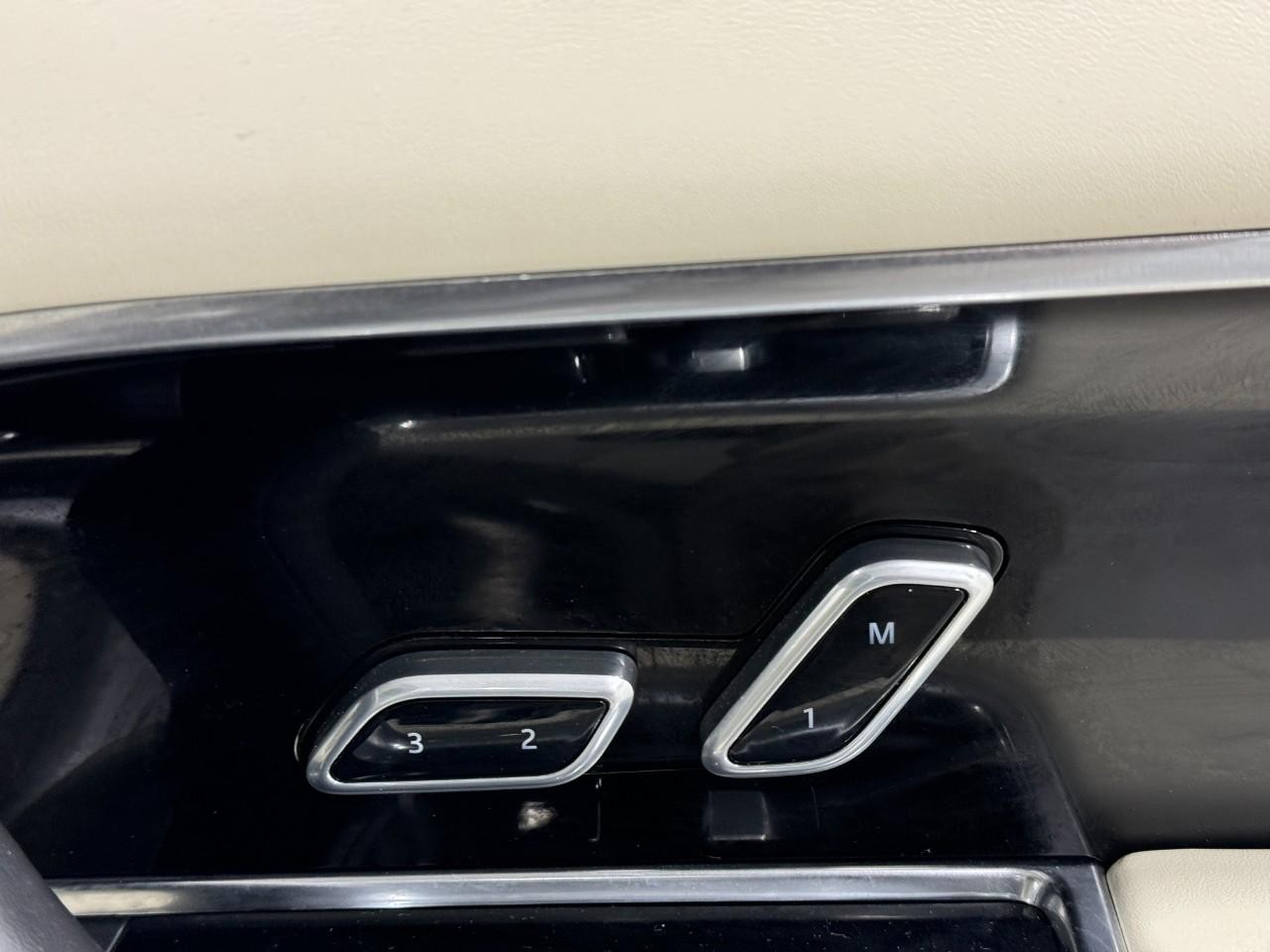 Land Rover Range Rover Vehicle Full-screen Gallery Image 22