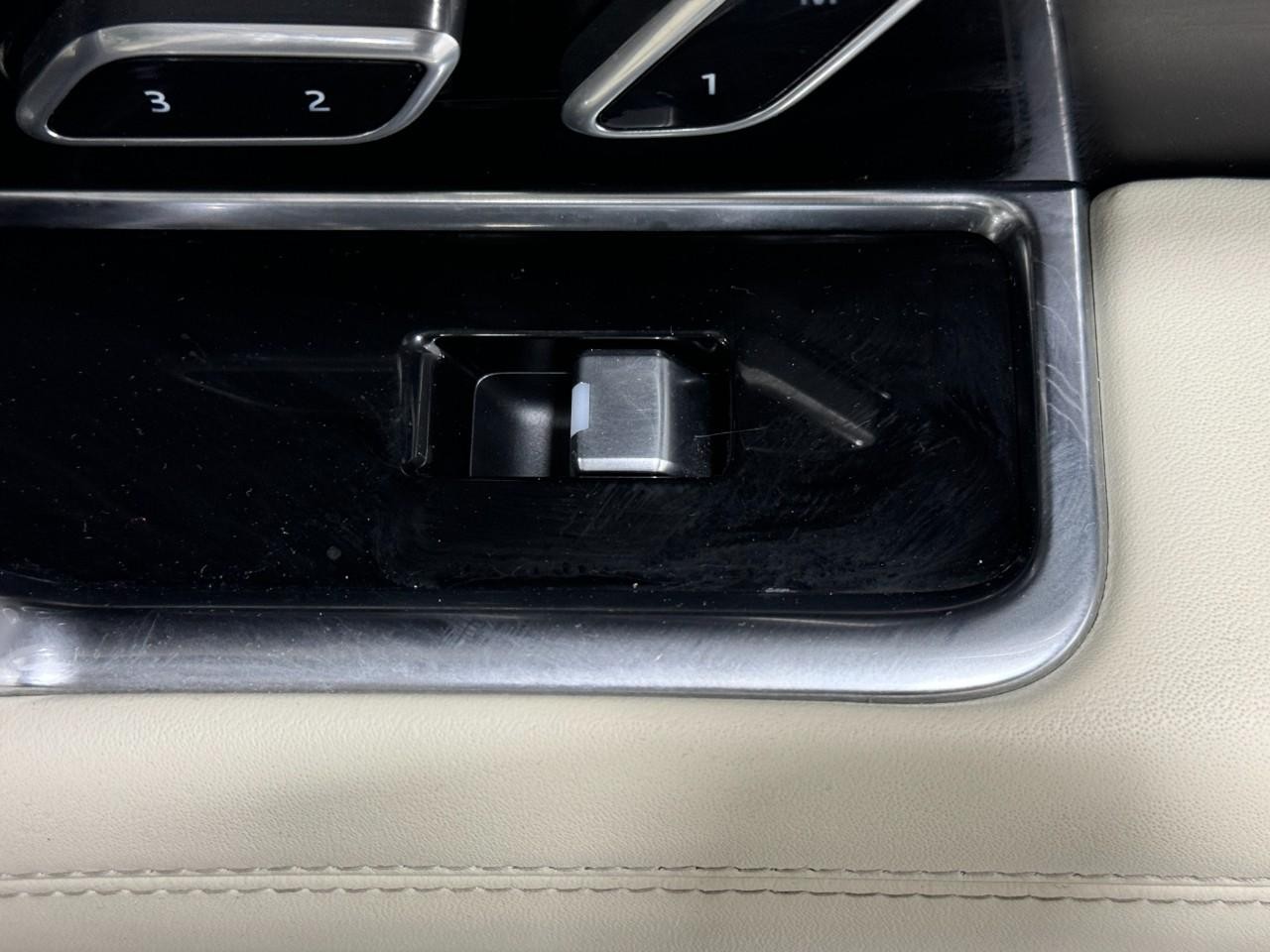 Land Rover Range Rover Vehicle Full-screen Gallery Image 23