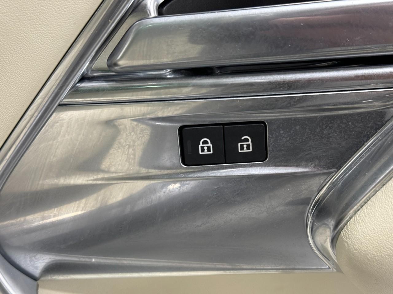 Land Rover Range Rover Vehicle Full-screen Gallery Image 24